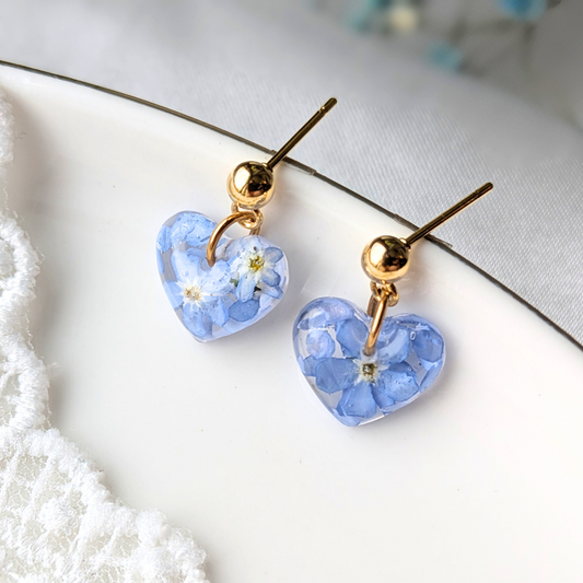 Handgefertigte Herz-Ohrringe mit echten Vergissmeinnicht-Blüten, 1,8 cm, Edelstahl, Silber und Gold