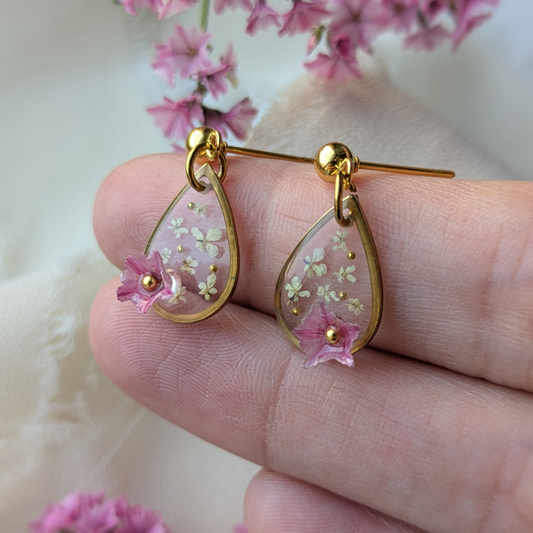 Handgefertigte Ohrringe mit echten Blumen, 2,3 cm, Tropfenform, Hypoallergener Edelstahl, Rosa Blüten mit Perlen