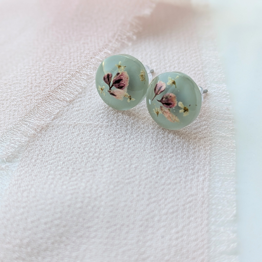 Handgefertigte Ohrstecker mit echten Blumen, 1 cm, Mintgrün, Hypoallergener Edelstahl