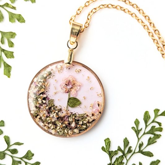 Handgefertigter Blumen-Anhänger mit Epoxidharz, 2,5 cm, Goldene Edelstahlkette 45 cm, Echte Blüten mit Blattgold und Strasssteine.