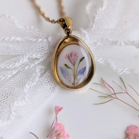 Edelstahl Medaillon Halskette mit Echten Getrockneten Blüten, Goldfarben, 2cm Anhänger mit Rosa Blüte und Blauen Blättern, Gedrehte Edelstahlkette, Handgefertigt in Harz