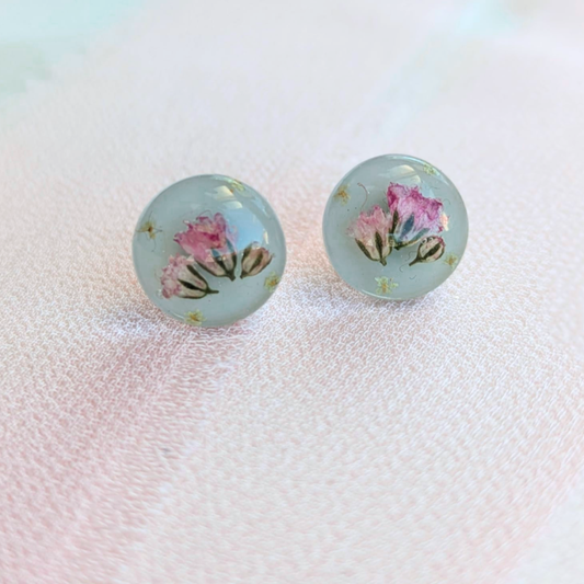 Ohrstecker mit echten Blumen – handgefertigt, hypoallergen, zarter Schmuck in Mintgrün