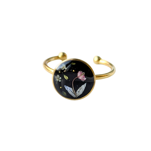 Handgefertigter Ring mit Echten Blumen und Goldenen Perlen, Schwarzer Hintergrund, Verstellbarer Edelstahlring, 1cm Durchmesser, Vintage-Schmuck