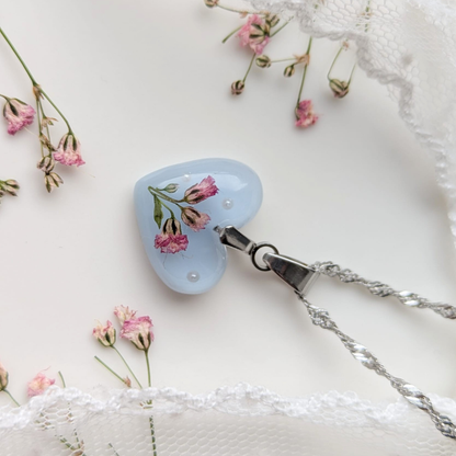 Handgefertigte Herz-Halskette in Hellblau mit echten rosa Blüten