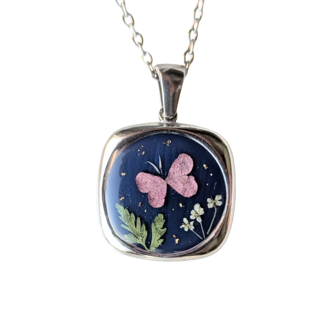 Handgefertigte Medaillon-Halskette, 1,8 cm – Blumen und Schmetterling in Harz mit Blattgold auf Dunkelblau