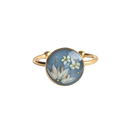 Handgefertigter Ring mit echten Blumen – Verstellbarer Edelstahlring mit Harz, 1 cm, Blau mit weißen Blüten – Gold oder Silber mit passenden Perlen