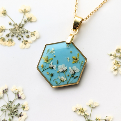 Hexagon Halskette mit Trockenblumen, 45 cm Goldene Edelstahlkette, 2,5 cm Türkisblauer Epoxidharz-Anhänger