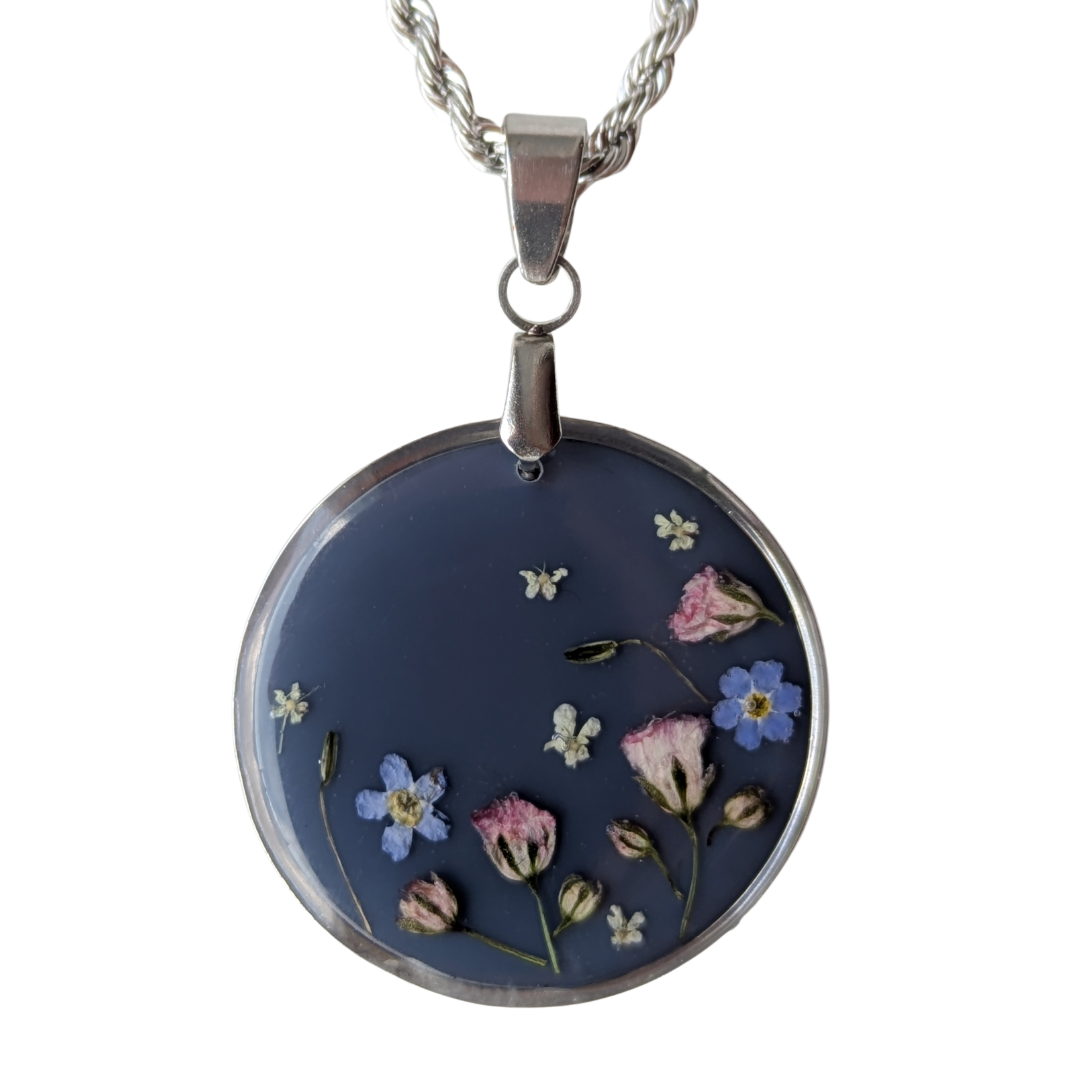 Handgefertigte Halskette mit echten Blumen – Runde Edelstahlkette mit dunkelblauem Anhänger – Unikat aus Resin mit Vergissmeinnicht-Blüten