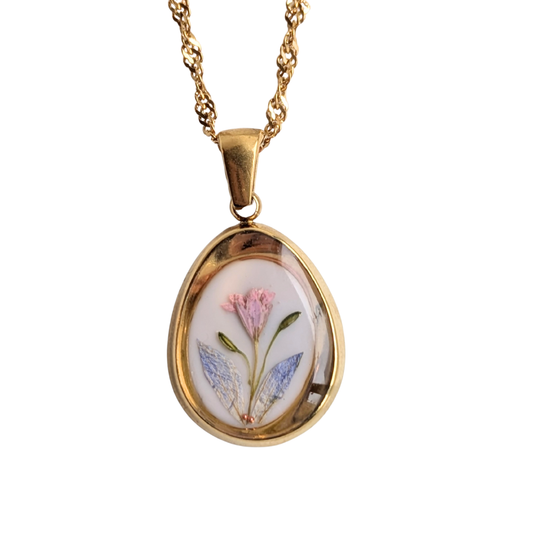 Edelstahl Medaillon Halskette mit Echten Getrockneten Blüten, Goldfarben, 2cm Anhänger mit Rosa Blüte und Blauen Blättern, Gedrehte Edelstahlkette, Handgefertigt in Harz