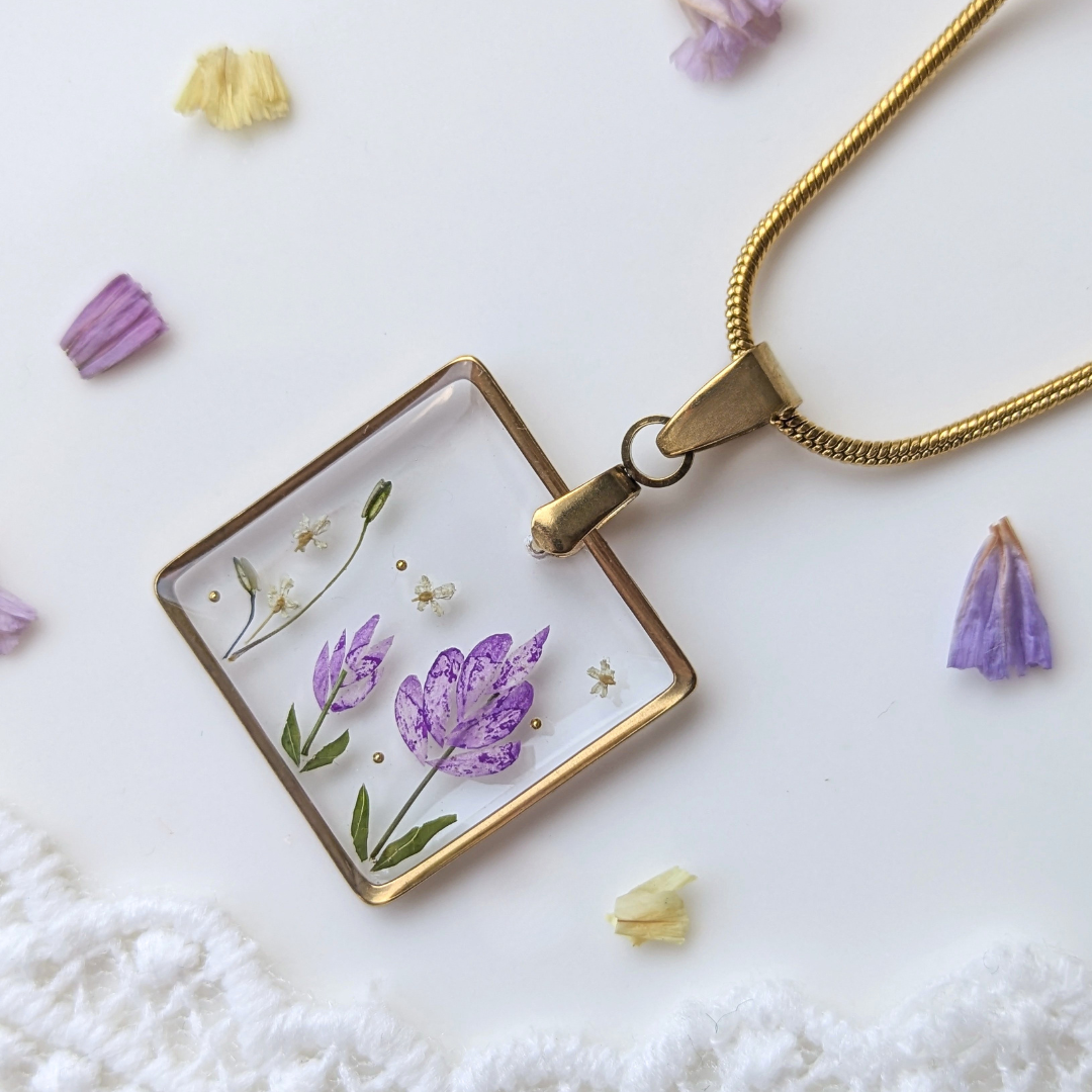 Quadratische Halskette mit echten Blüten. Handgefertigter Schmuck aus transparentem Harz , Edelstahl, Goldfarben