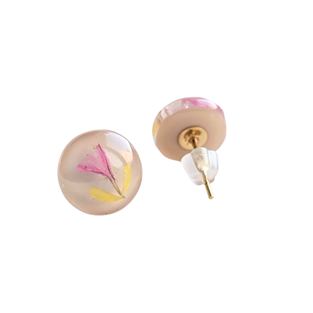 Handgefertigte Ohrstecker mit echten Blumen – Runde Resin-Ohrringe im sanften Sandton, 1 cm, hypoallergener Edelstahl
