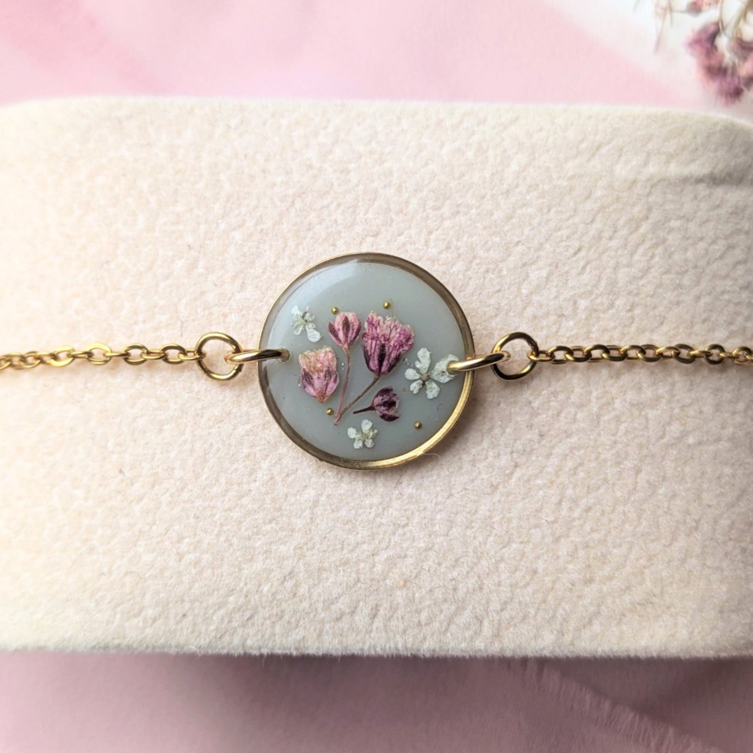 Handgefertigtes Blumenarmband mit echten Blumen in Harz – Vintage Grün & Rosa