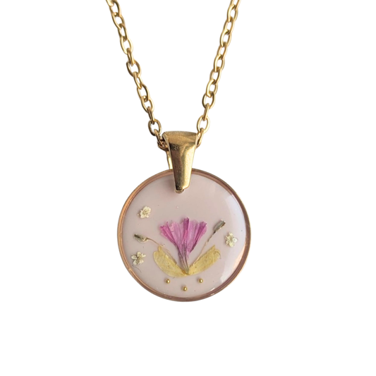 Handgefertigte Kette mit echten Blumen – Runder Anhänger aus Harz im sanften Sandton, Edelstahlkette 45 cm + 5 cm Verlängerung, floraler Schmuck mit goldenen Perlen