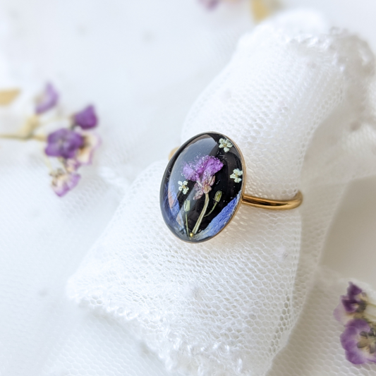 Verstellbarer Ring mit echten Blüten – handgefertigter Schmuck mit schwarzem Hintergrund
