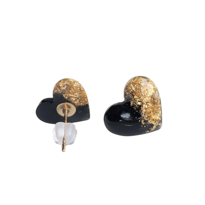 Handgefertigte Herz-Ohrstecker aus Resin mit Blattgold – Schwarze Ohrringe aus hypoallergenem Edelstahl, 1,3 cm