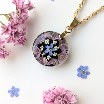 Halskette mit echten Blumen – Handgefertigter Harz-Anhänger mit Vergissmeinnicht | Edelstahlkette in Goldfarbe | 45 cm + 5 cm