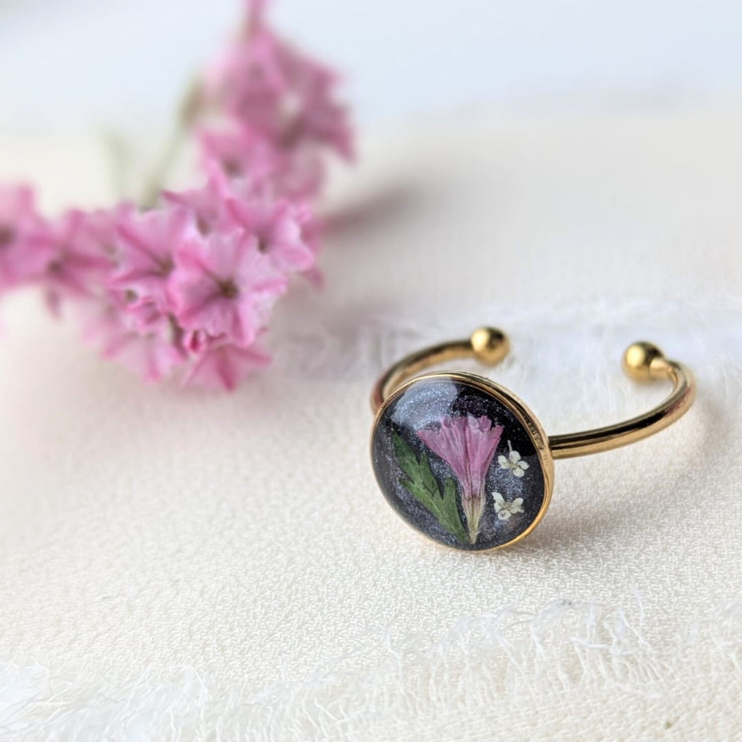Handgefertigter Blumen-Ring, Verstellbar, Echte Blüten, Rosa Blume, Edelstahl Gold, Rund 1 cm