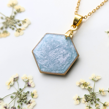 Hexagon Halskette mit Trockenblumen, 45 cm Goldene Edelstahlkette, 2,5 cm Türkisblauer Epoxidharz-Anhänger