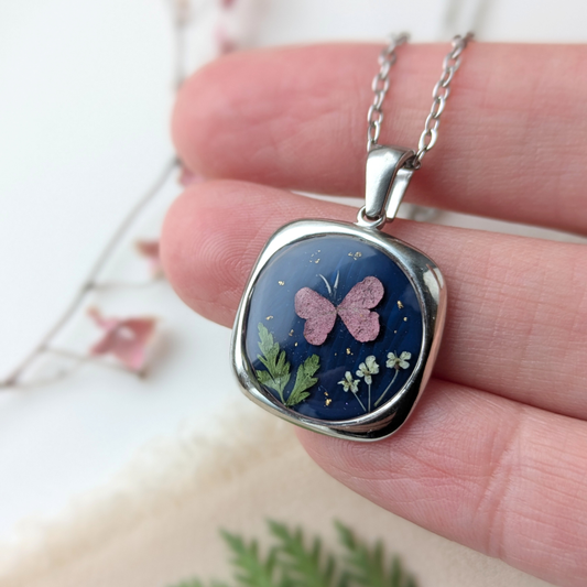 Handgefertigte Medaillon-Halskette, 1,8 cm – Blumen und Schmetterling in Harz mit Blattgold auf Dunkelblau