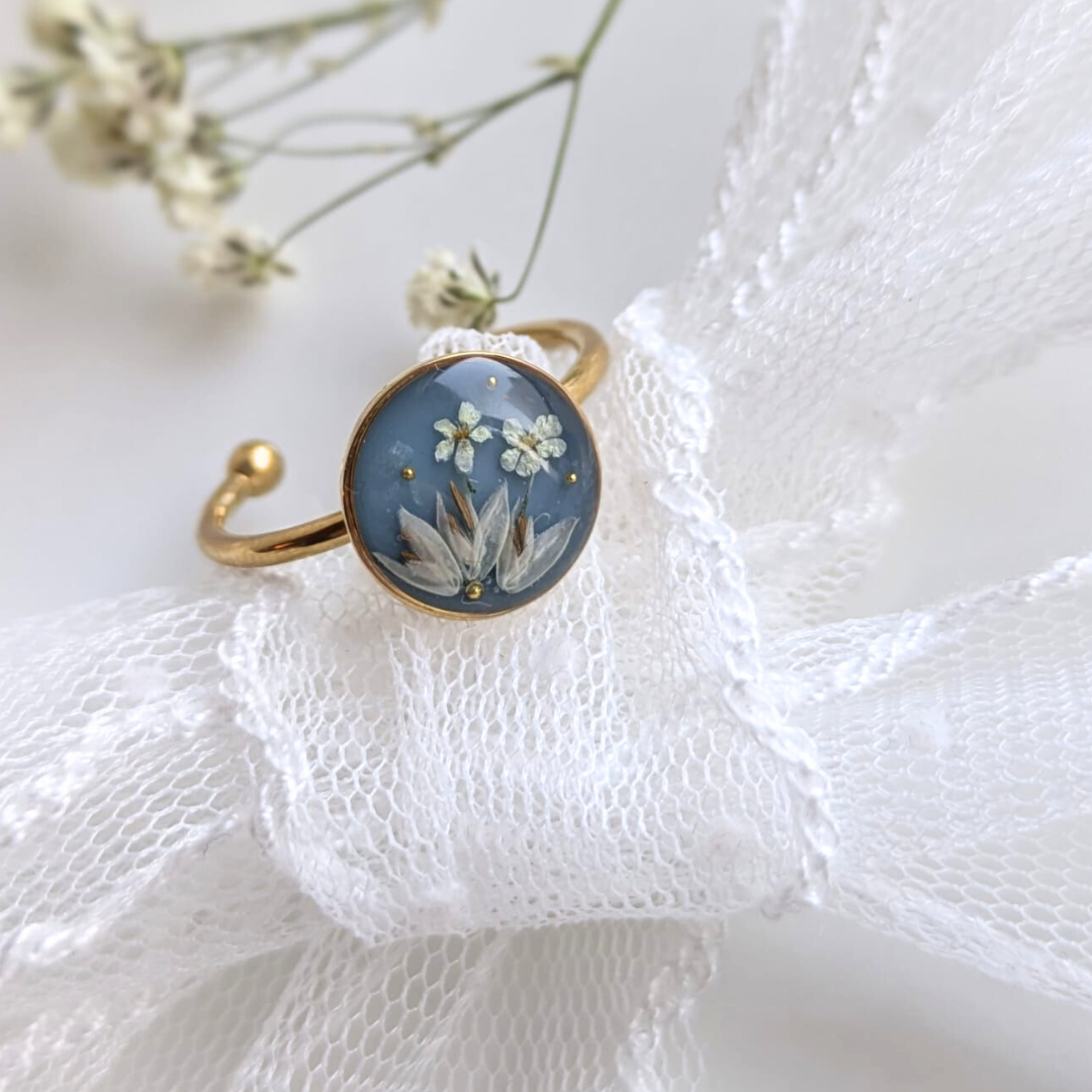 Handgefertigter Ring mit echten Blumen – Verstellbarer Edelstahlring mit Harz, 1 cm, Blau mit weißen Blüten – Gold oder Silber mit passenden Perlen