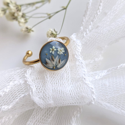 Handgefertigter Ring mit echten Blumen – Verstellbarer Edelstahlring mit Harz, 1 cm, Blau mit weißen Blüten – Gold oder Silber mit passenden Perlen