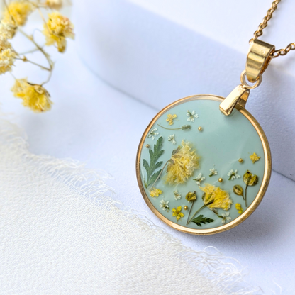 Handgefertigte Halskette mit Trockenblumen, 2,5 cm Epoxidharz-Anhänger, Mintgrün mit Gelben Blüten, 45 cm Edelstahl Goldkette