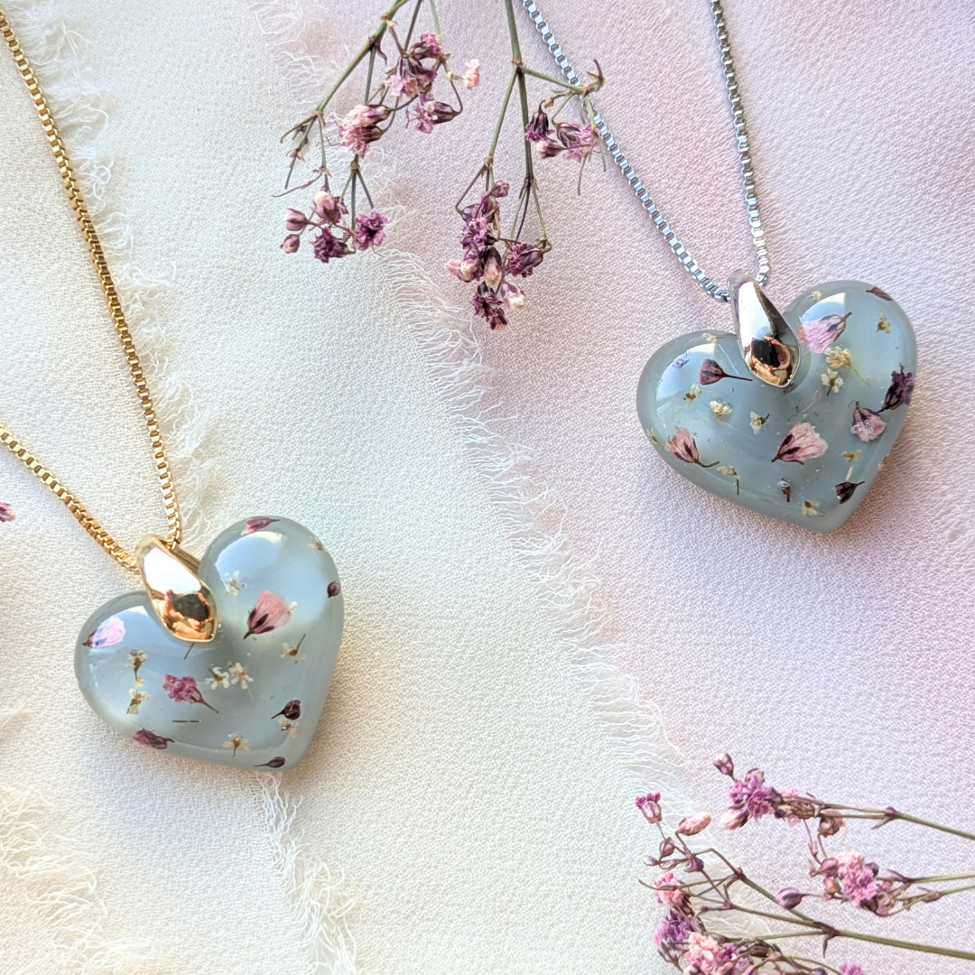 Handgefertigte Blumen-Herz Halskette, 2,5 cm Resin-Anhänger, 45 cm Kette, Mintgrün mit Echten Trockenblumen
