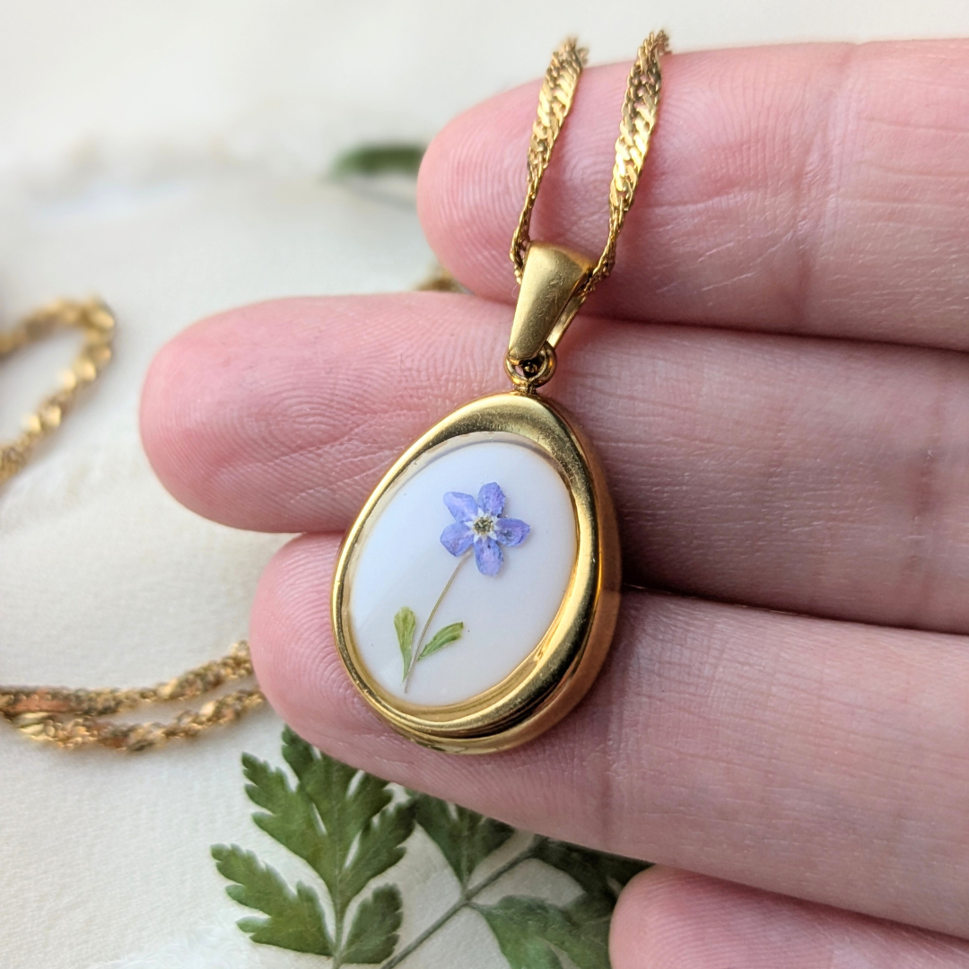 Edelstahl Vergissmeinnicht Medaillon Halskette, Goldfarben, 2cm Anhänger mit Echten Blüten und Blättern, Handgefertigt in Harz