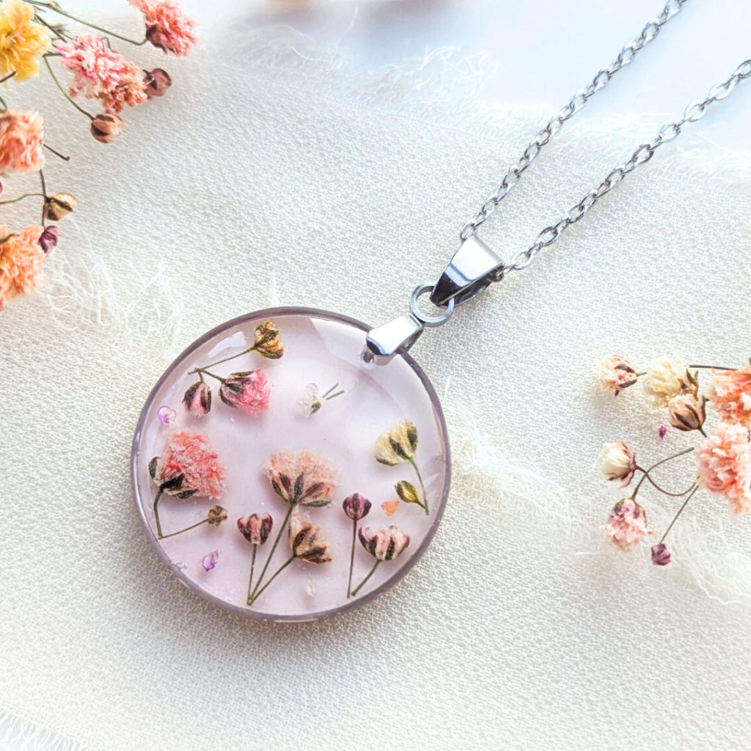 Handgefertigte Blumen-Halskette, 2,5 cm Epoxidharz-Anhänger, 45 cm Edelstahlkette, Echte Trockenblüten