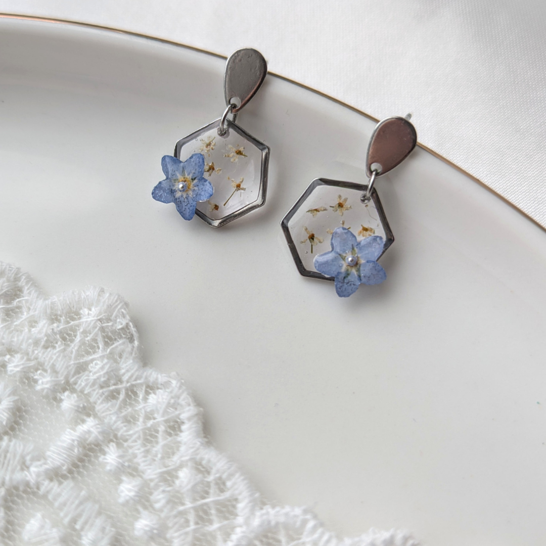 Handgefertigte Hexagon-Ohrringe mit Vergissmeinnicht, 2 cm, Hypoallergener Edelstahl, Echte Blüten