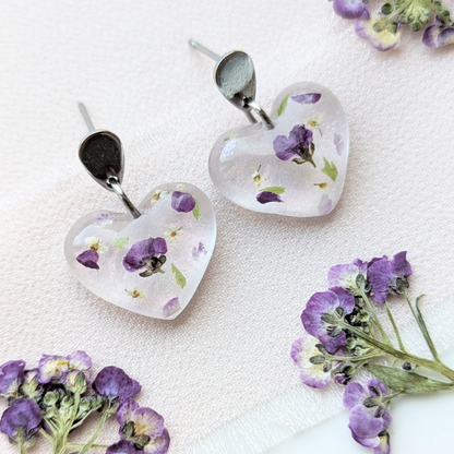 Handgefertigte Herz-Ohrringe mit echten Blumen, 2,7 cm, Hypoallergener Edelstahl, Transparent-Lila