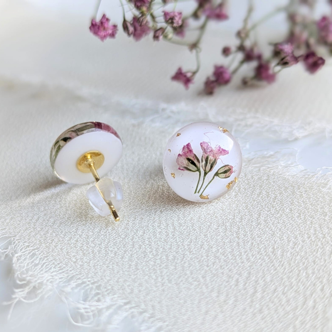 Handgefertigte Ohrstecker mit echten rosa Blumen – 1 cm, Blattgold, hypoallergener Edelstahl
