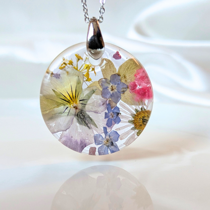 Handgefertigte Halskette mit echten Blüten in Epoxidharz, Runder Anhänger 3,5 cm, Edelstahlkette 45 cm