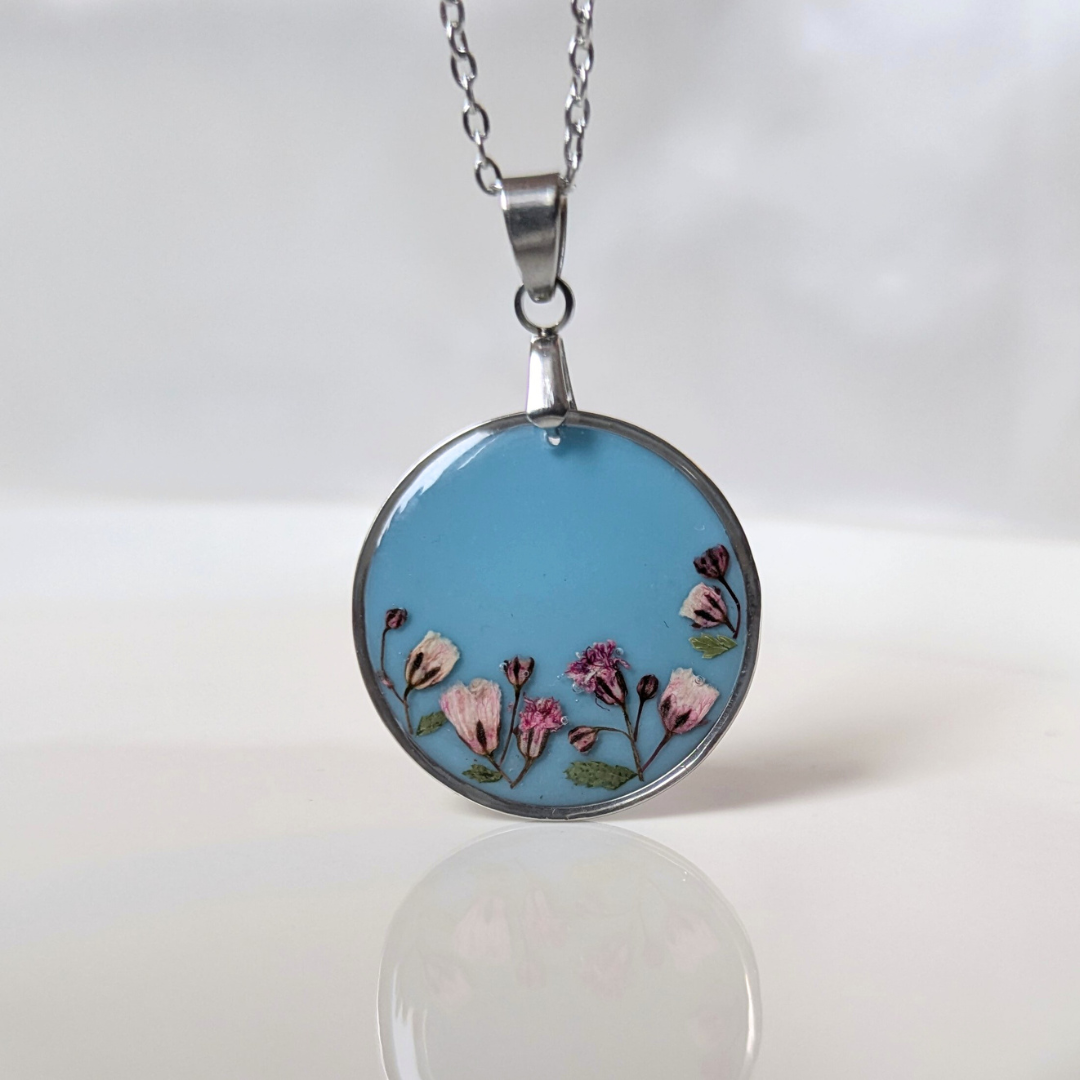 Handgefertigte Halskette mit Blumenanhänger, 45 cm, Edelstahl, Epoxidharz-Medaillon in Hellblau, 2,5 cm