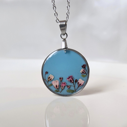 Handgefertigte Halskette mit Blumenanhänger, 45 cm, Edelstahl, Epoxidharz-Medaillon in Hellblau, 2,5 cm