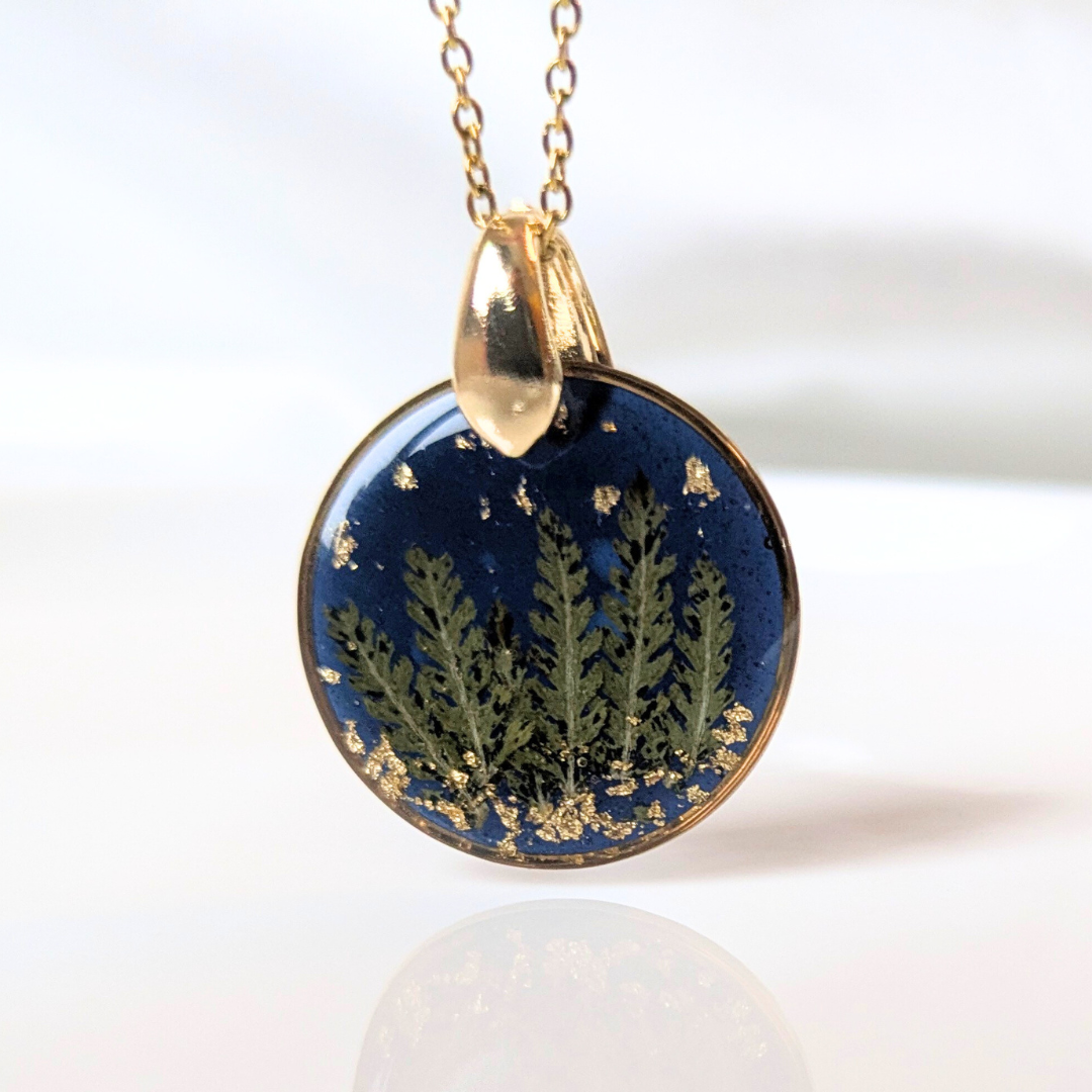 Handgefertigte Naturblatt-Halskette, 45 cm Edelstahlkette, 2,5 cm Runder Epoxidharz-Anhänger mit Blattgold, Marineblau