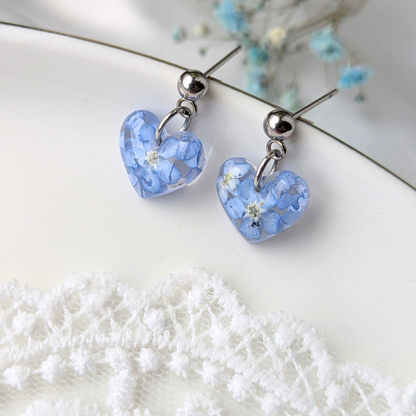 Handgefertigte Herz-Ohrringe mit echten Vergissmeinnicht-Blüten, 1,8 cm, Edelstahl, Silber und Gold
