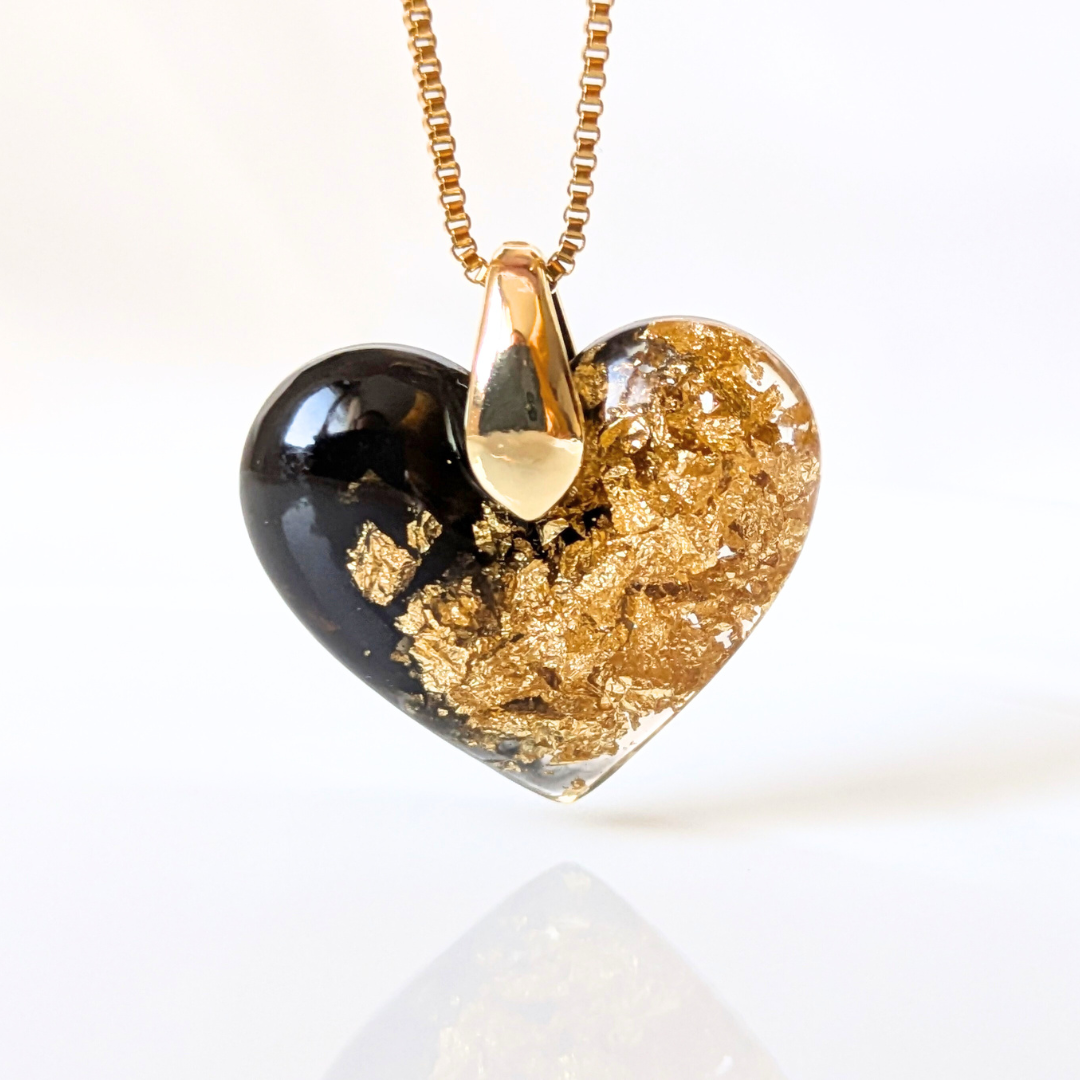 Handgefertigte Herz-Halskette, Harz mit Blattgold, 2,5 cm Anhänger, 45 cm Goldkette, Schwarz-Gold