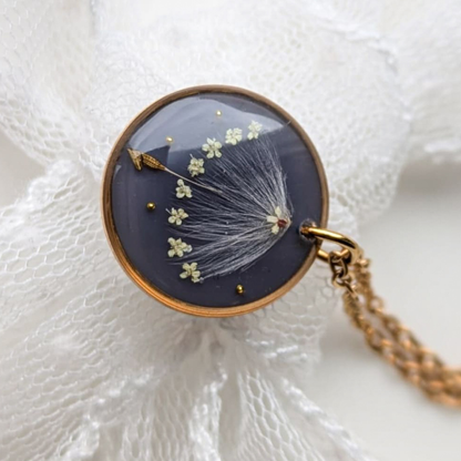 Halskette mit echter Pusteblume & Blüten – Handgemachter Schmuck aus echten Blumen, filigrane Halskette aus Edelstahl, Geschenk für Frauen