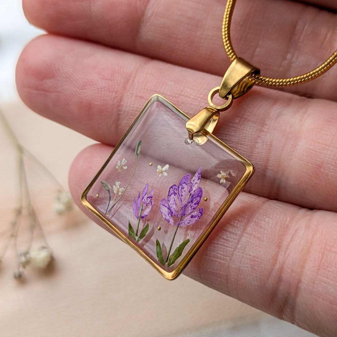 Quadratische Halskette mit echten Blüten. Handgefertigter Schmuck aus transparentem Harz , Edelstahl, Goldfarben
