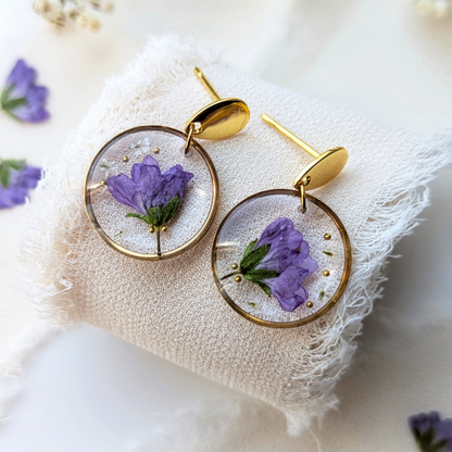 Handgefertigte Blumen-Ohrringe, 2,5 cm, Hypoallergener Edelstahl, Echte Lila Blüten mit Goldperlen