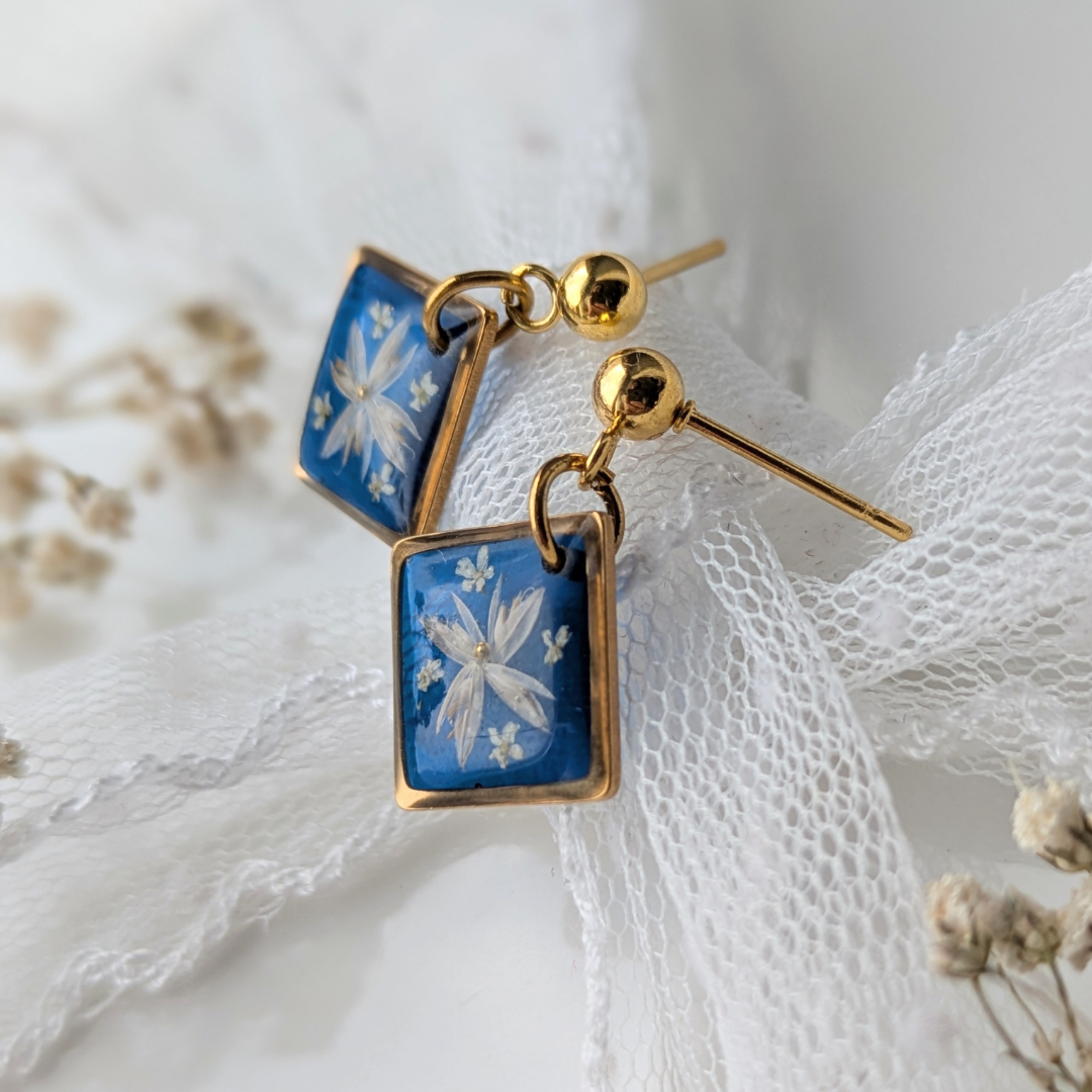 Handgefertigte Ohrringe mit echten Blüten, 2,3 cm, Blau und Gold, Hypoallergener Edelstahl