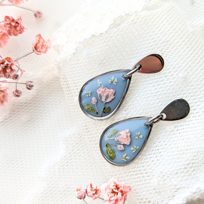 Handgefertigte Ohrringe mit echten Blüten, 2,5 cm, Hypoallergener Edelstahl, Hellblau-Rosa