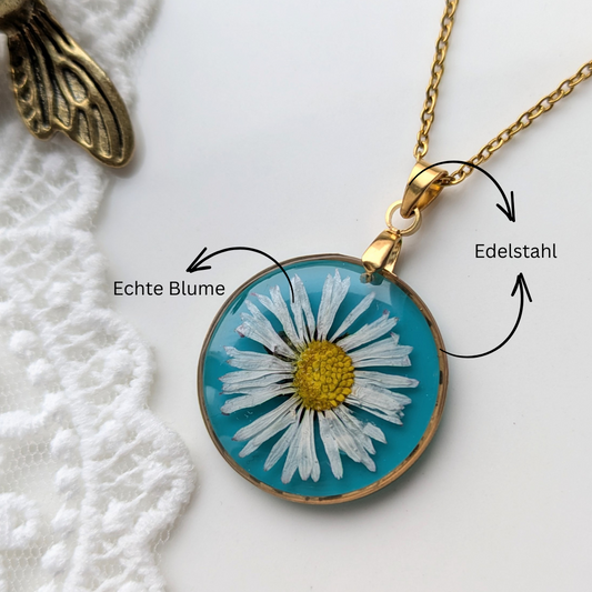 Handgefertigte Halskette mit Gänseblümchen in Epoxidharz, Runder Anhänger 2,5 cm, Goldfarben, 45 cm Kette