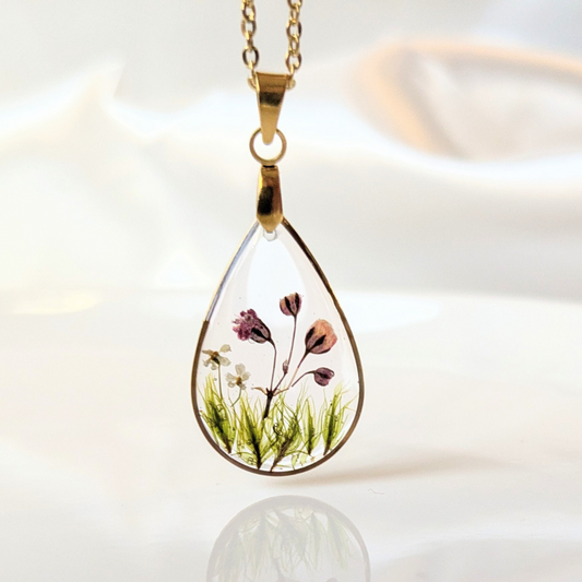 Halskette mit Blumen und Blätter in Epoxidharz, Tropfenform, goldfarben, 45 cm lang, Anhänger ca. 1,5x2,5 cm, handgefertigt, Edelstah