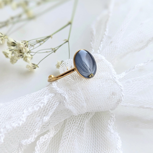 Verstellbarer Ring mit echter Pusteblume – handgefertigt, zarter Schmuck in Blau