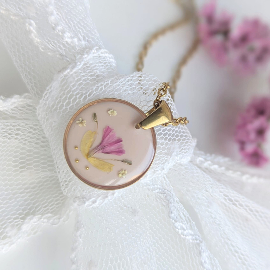 Handgefertigte Kette mit echten Blumen – Runder Anhänger aus Harz im sanften Sandton, Edelstahlkette 45 cm + 5 cm Verlängerung, floraler Schmuck mit goldenen Perlen