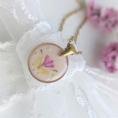 Handgefertigte Kette mit echten Blumen – Runder Anhänger aus Harz im sanften Sandton, Edelstahlkette 45 cm + 5 cm Verlängerung, floraler Schmuck mit goldenen Perlen