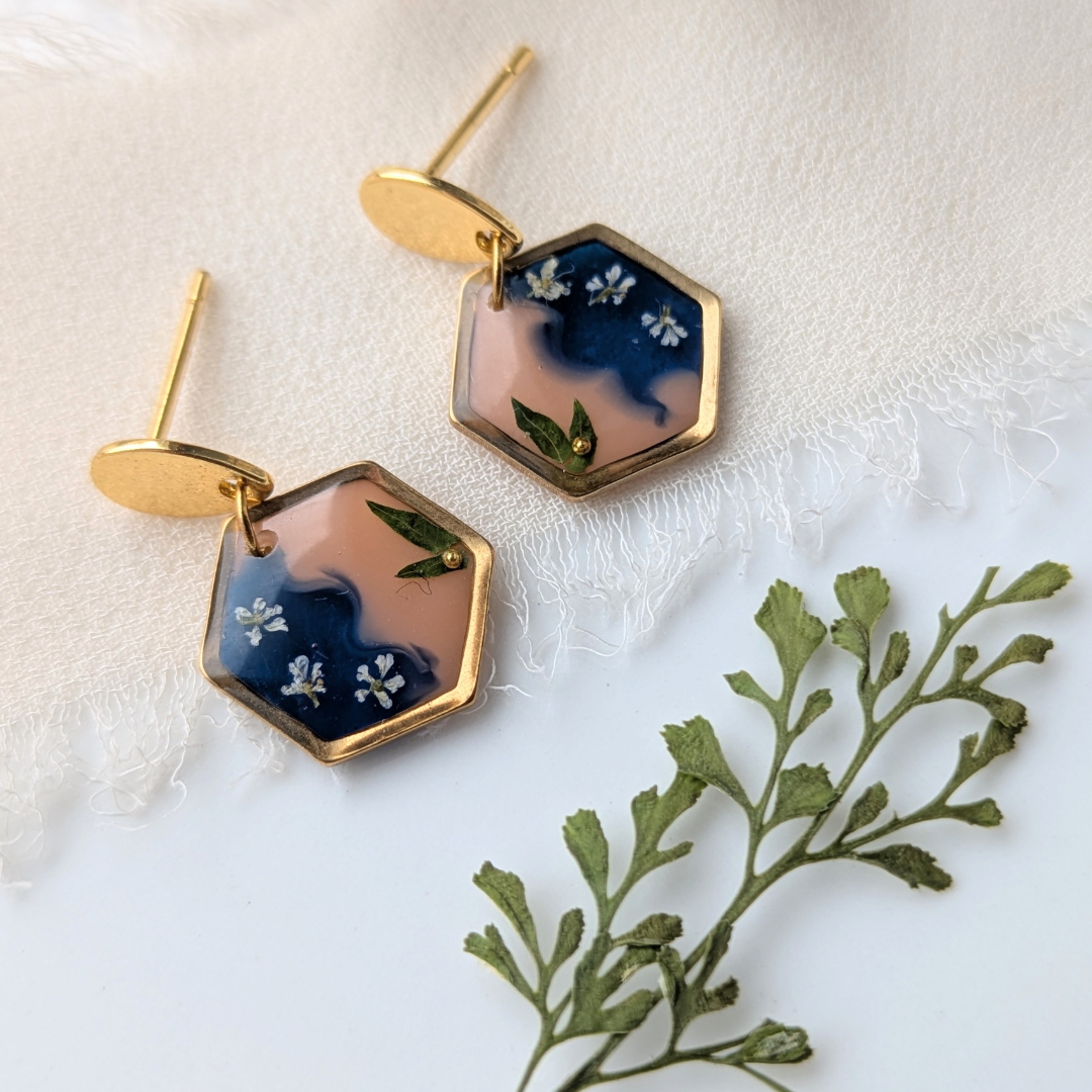 Handgefertigte Hexagon-Ohrringe, Echte Blumen und Blätter, Goldene Perle, 2,2 cm, Hypoallergener Edelstahl