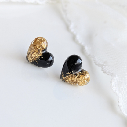 Handgefertigte Herz-Ohrstecker aus Resin mit Blattgold – Schwarze Ohrringe aus hypoallergenem Edelstahl, 1,3 cm